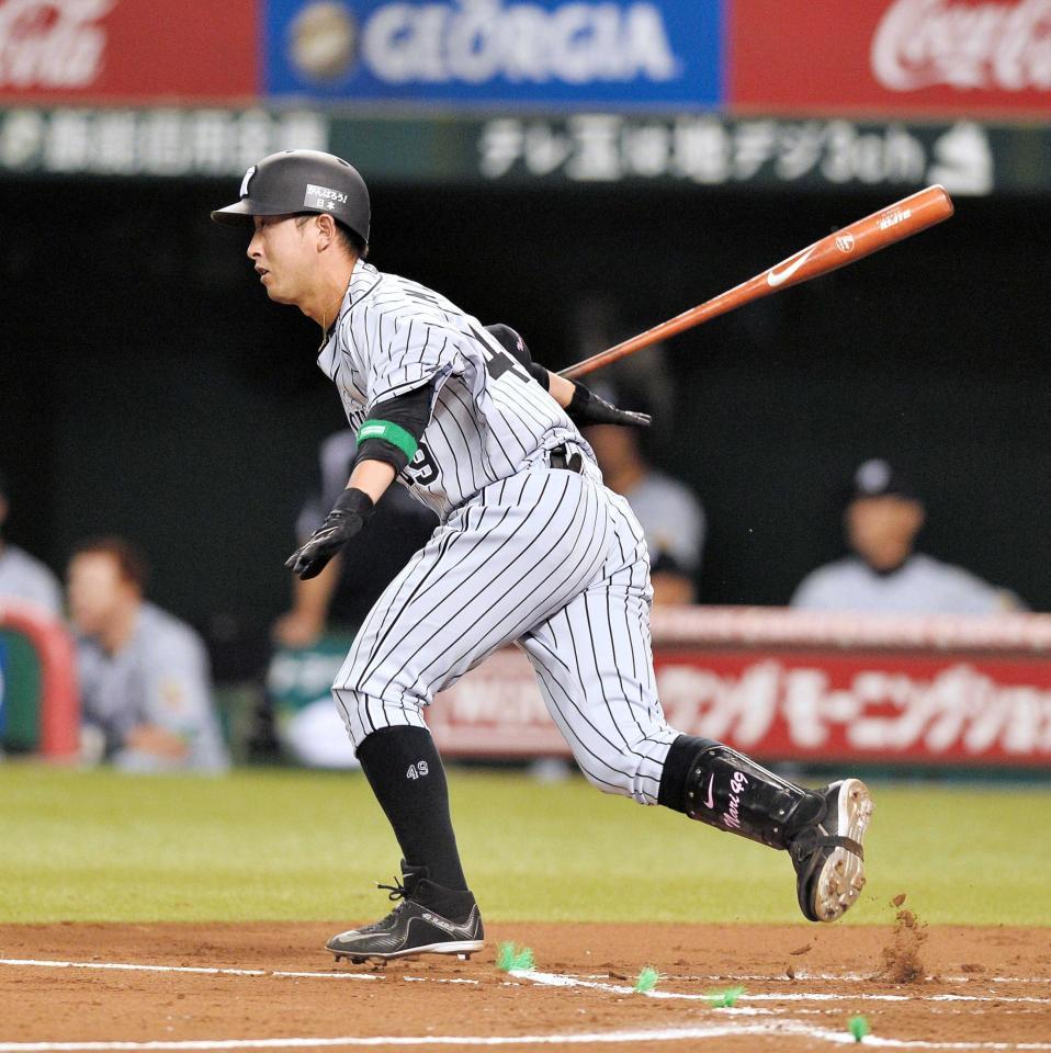 　２回、中前打を放つ今成（撮影・園田高夫）