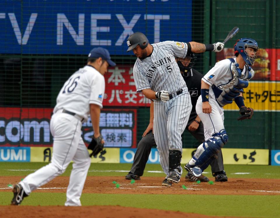 ３回阪神２死三塁、空振り三振に倒れる阪神・ゴメス。投手は西武・菊池＝西武プリンスドーム（撮影・堀内翔）