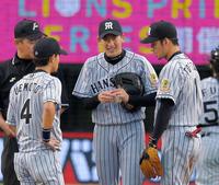 ６回途中マウンドで話しこむ阪神・能見（中央）＝西武プリンスドーム（撮影・堀内翔）