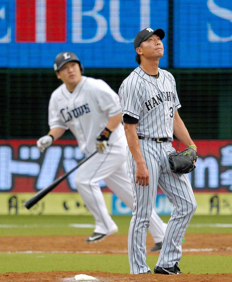 　４回、中村（奥）に満塁弾を浴びる石崎（撮影・堀内翔）