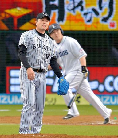 　７回、中村に逆転３ランを浴びる安藤（撮影・堀内翔）