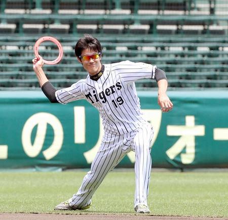 　フライングディスクを勢いよく投げる藤浪（撮影・田中太一）