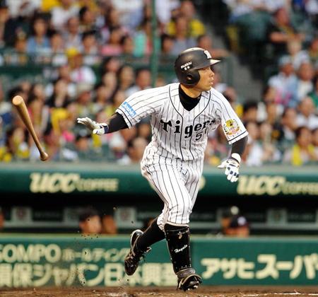 ２回、阪神・伊藤隼太が同点となる中犠飛を放つ＝甲子園（撮影・保田叔久）