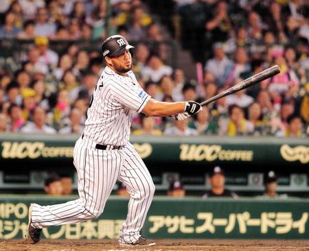 ３回、阪神・ゴメスが右翼線に勝ち越し適時二塁打を放つ＝甲子園（撮影・保田叔久）