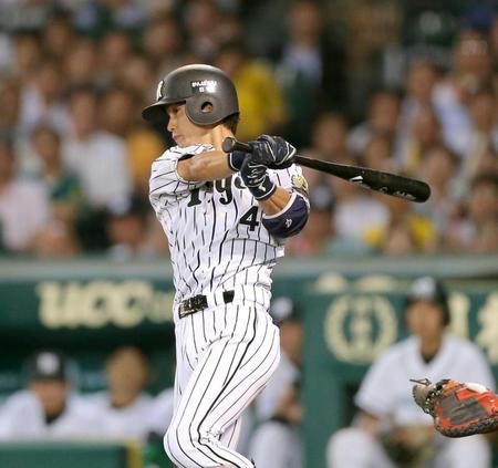 ７回、勝ち越しタイムリーを放つ阪神・上本博紀＝甲子園（撮影・田中太一）