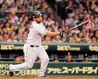 ３回、阪神・ゴメスが右翼線に勝ち越し適時二塁打を放つ＝甲子園（撮影・保田叔久）