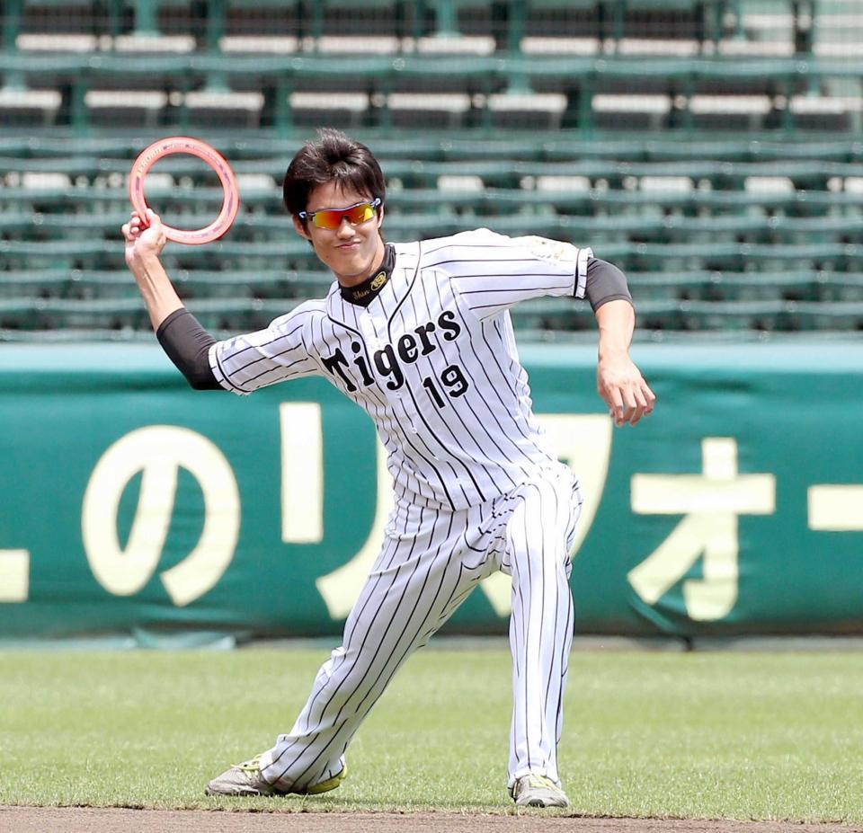 　フライングディスクを勢いよく投げる藤浪（撮影・田中太一）