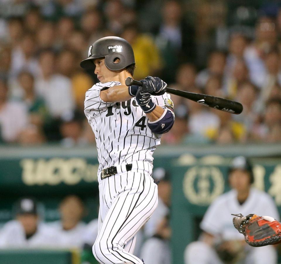 ７回、勝ち越しタイムリーを放つ阪神・上本博紀＝甲子園（撮影・田中太一）