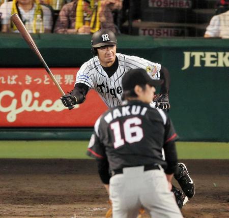 　７回、鳥谷は左前打を放つ（撮影・棚橋慶太）