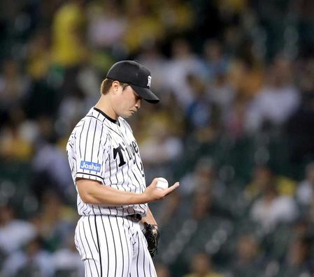　９回、角中に逆転満塁弾を浴びた呉昇桓はマウンドに立ち尽くしてボールを見つめる（撮影・田中太一）