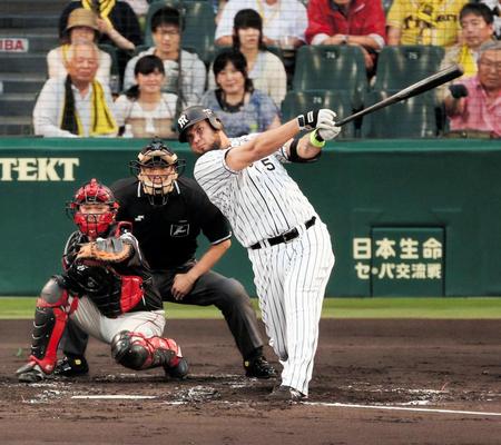 １回阪神２死二塁、阪神・ゴメスは先制２ランを放つ＝甲子園（撮影・棚橋慶太）
