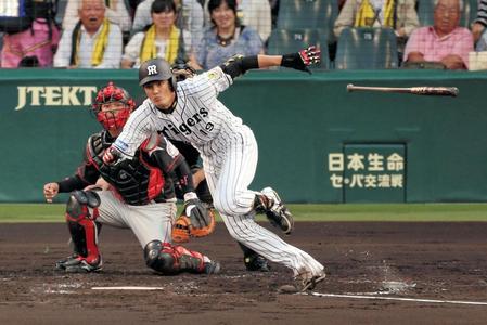 ２回阪神２死二塁、阪神・藤浪は中前適時打を放つ＝甲子園（撮影・棚橋慶太）
