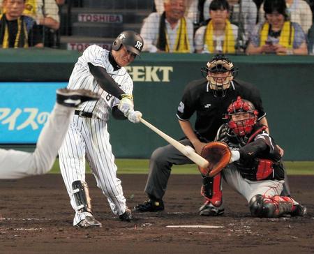 ３回阪神２死二塁、阪神・福留は適時二塁打を放つ＝甲子園（撮影・棚橋慶太）
