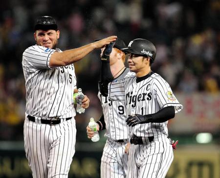 延長１０回、サヨナラ犠飛を放ち阪神・ゴメス（左）とハイタッチを交わす阪神・鳥谷＝甲子園（撮影・保田叔久）