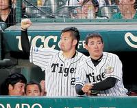 ７回、上本が勝ち越し適時打を放つとベンチでガッツポーズをする岩田（撮影・田中太一）