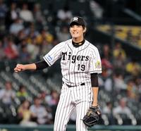 ４回、ロッテ・根元を三振に打ち取り苦笑いを浮かべる阪神・藤浪＝甲子園（撮影・保田叔久）