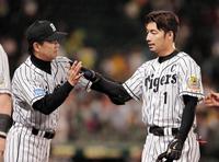 サヨナラ犠飛を放った阪神・鳥谷　敬（右）を出迎える阪神・和田豊監督＝甲子園（撮影・保田叔久）