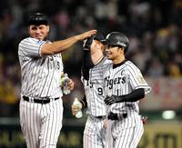 延長１０回、サヨナラ犠飛を放ち阪神・ゴメス（左）とハイタッチを交わす阪神・鳥谷＝甲子園（撮影・保田叔久）