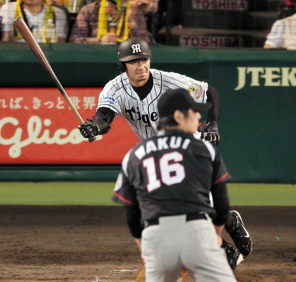 　７回、鳥谷は左前打を放つ（撮影・棚橋慶太）