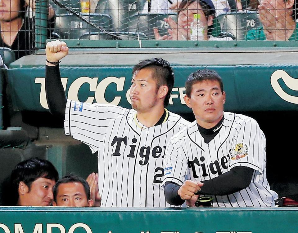 ７回、上本が勝ち越し適時打を放つとベンチでガッツポーズをする岩田（撮影・田中太一）