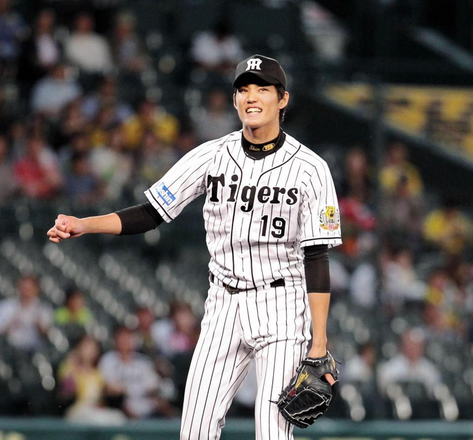 ４回、ロッテ・根元を三振に打ち取り苦笑いを浮かべる阪神・藤浪＝甲子園（撮影・保田叔久）