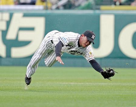 ３回、清田の右飛を好捕する福留