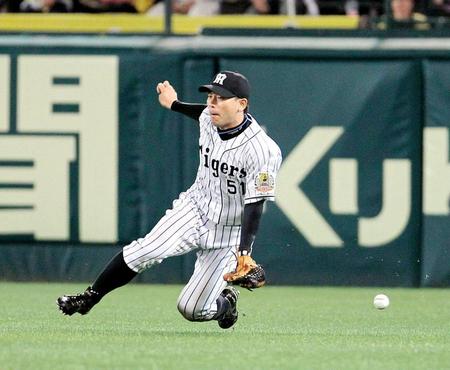 ７回、今江の打球を後逸する伊藤隼（撮影・保田叔久）