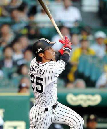 ２回、阪神・江越が適時三塁打を放つ＝甲子園（撮影・保田叔久）