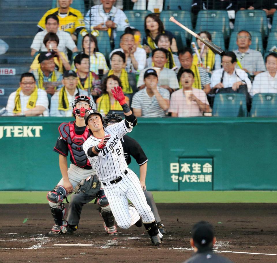 　２回、江越は中越えに適時三塁打を放つ（撮影・棚橋慶太）