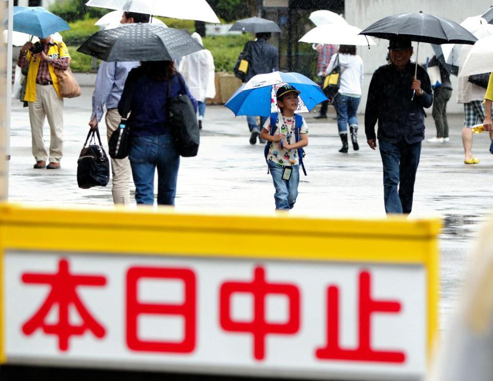 雨天中止が決まり帰路に就く阪神ファン＝甲子園（撮影・保田叔久）