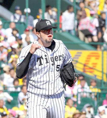 　５回、メッセンジャーは大野を中飛に仕留めガッツポーズ（撮影・山口　登）