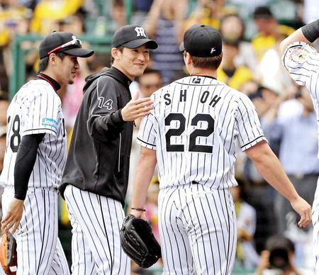 　９回を締めた呉昇桓（右）に声をかける能見