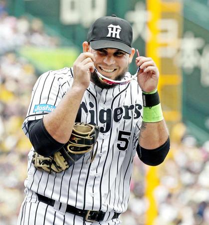 　１回、先制タイムリー二塁打を放ったゴメスは、守備に就く際に満面の笑みを見せる