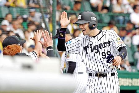 　６回、タイムリーを放った狩野（右）は、ベンチに戻りナインに迎えられる