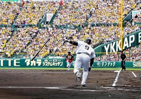 　１回、右前へ安打を放つマートン