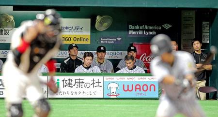 　９回、上本（手前右）が三振に倒れ試合終了。ベンチでぼう然とする（後列左から）鶴、岩田、横山（撮影・保田叔久）