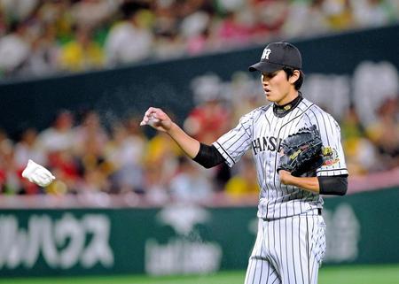 ７回、中村晃にタイムリーを打たれ、ロジンを放り投げる藤浪