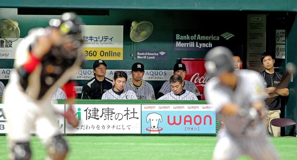 　９回、上本（手前右）が三振に倒れ試合終了。ベンチでぼう然とする（後列左から）鶴、岩田、横山（撮影・保田叔久）