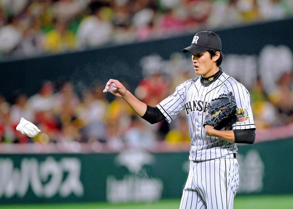 ７回、中村晃にタイムリーを打たれ、ロジンを放り投げる藤浪