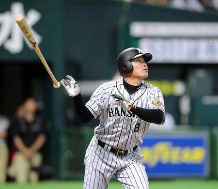 　２回、右翼席へ先制ソロを放つ福留（撮影・保田叔久）　