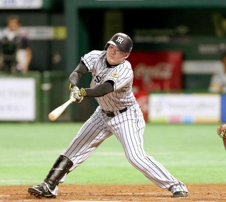 　８回、同点タイムリーを放つ福留（撮影・田中太一）