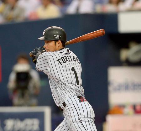 　４回、中前打を放つ鳥谷（撮影・田中太一）