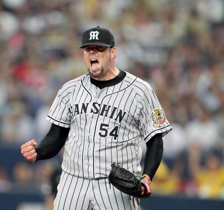 　９回、ヘルマンを三振に仕留め声を張り上げて闘志をむき出しにするメッセンジャー（撮影・田中太一）