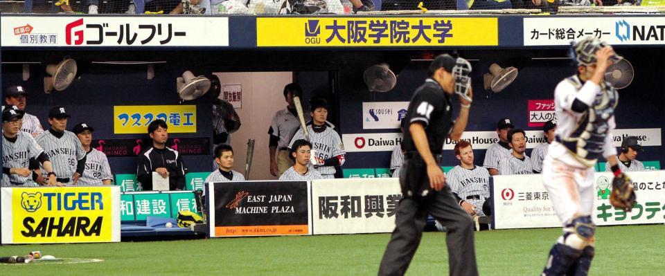 　オリックスに惨敗し重い雰囲気に包まれる阪神ベンチ（撮影・保田叔久）