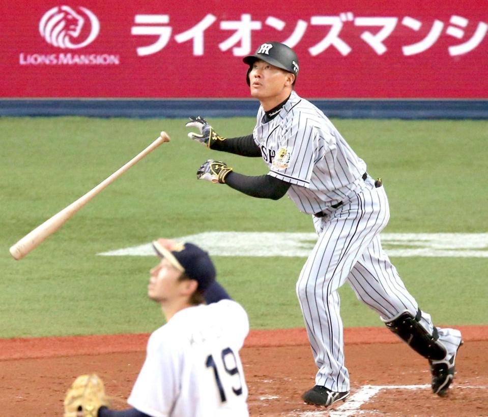 　４回、右越えへ先制ソロを放つ福留。投手・金子（撮影・田中太一）