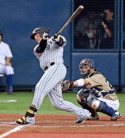 　９回、中前安打を放つマートン（撮影・棚橋慶太）