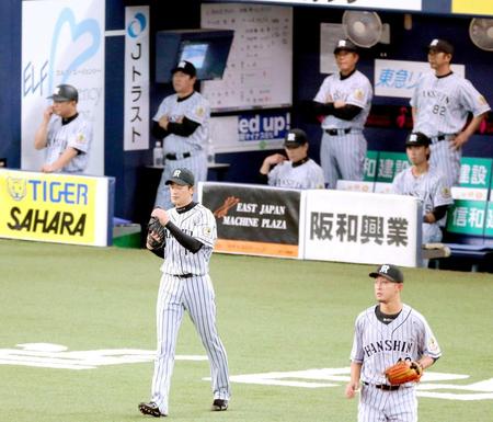 　３回、縞田に犠飛を許し、うなだれながらマウンドへ戻る能見（手前左）＝撮影・田中太一