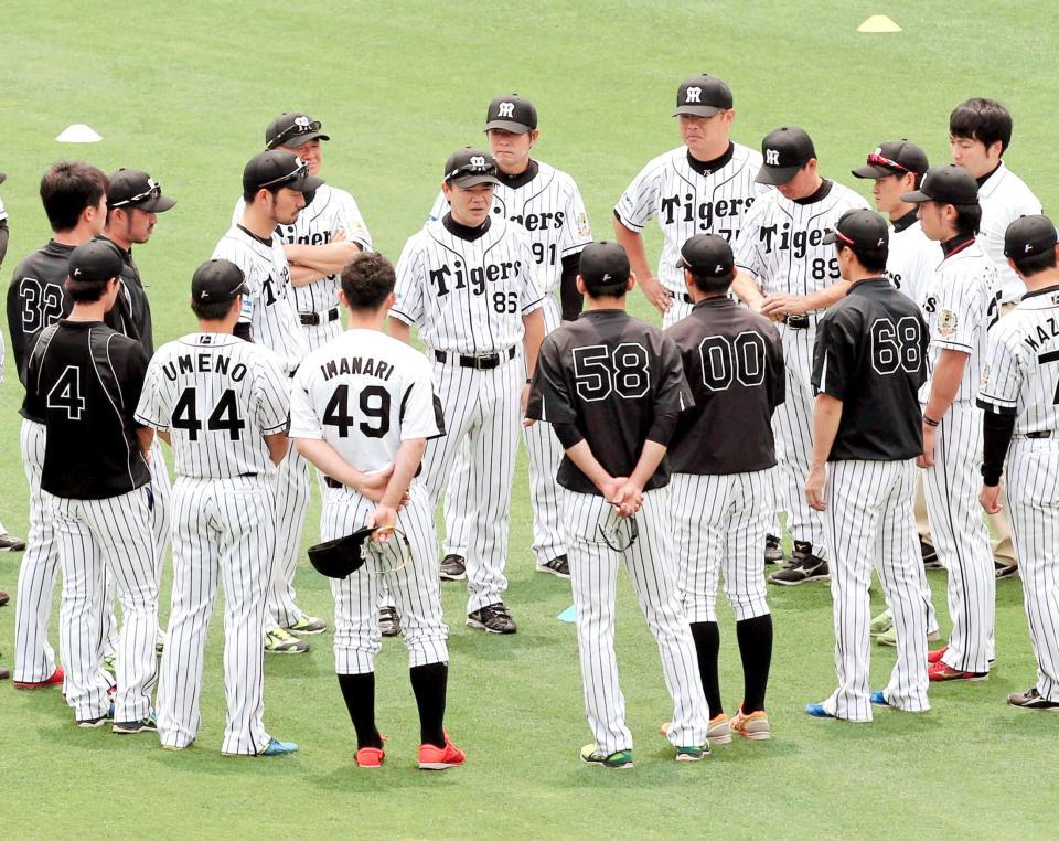 　野手を集め話をする和田監督（中央）＝撮影・棚橋慶太