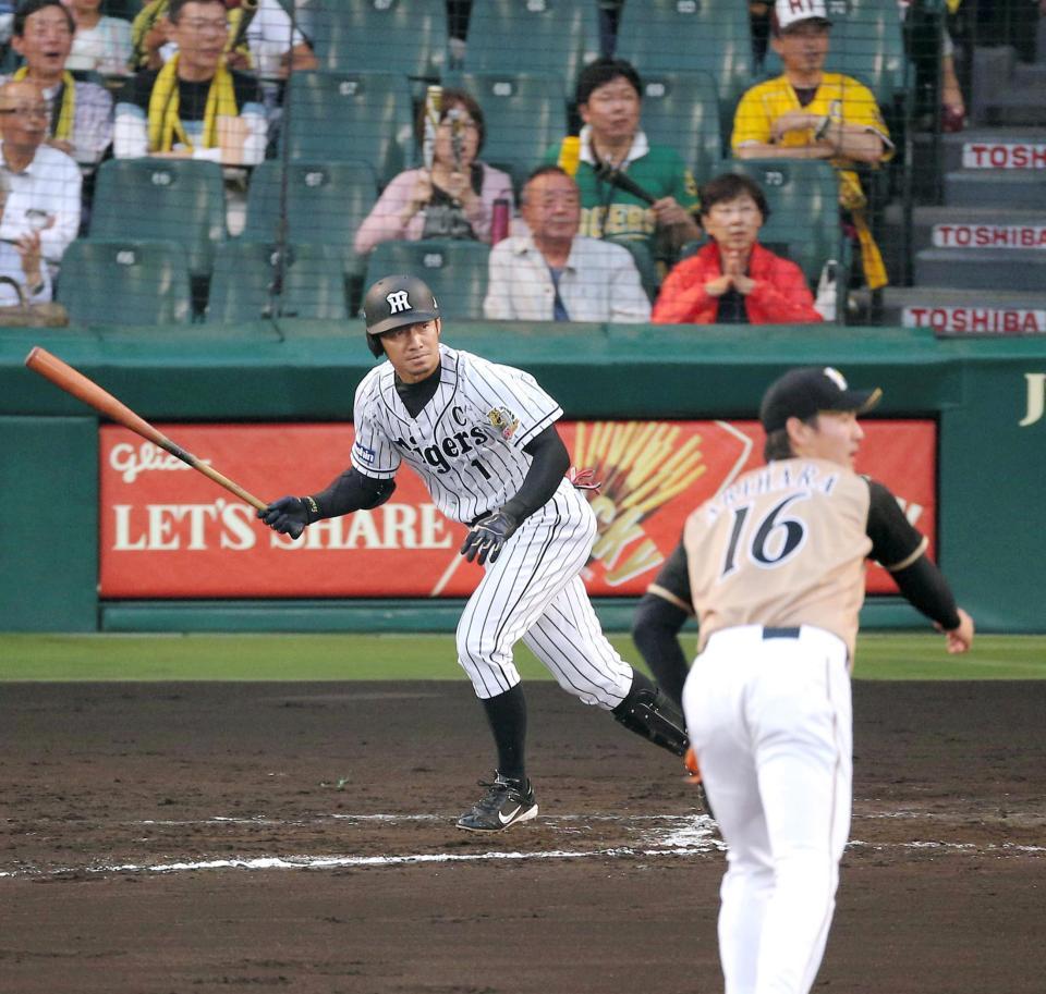 ２回、有原（右）からタイムリー二塁打を放つ鳥谷（撮影・飯室逸平）