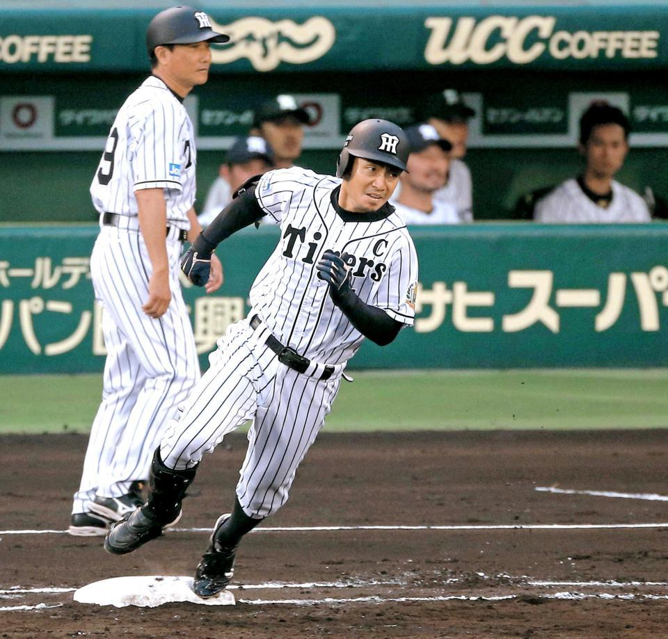 　２回、タイムリーを放ち、二塁へ向かう鳥谷（撮影・飯室逸平）